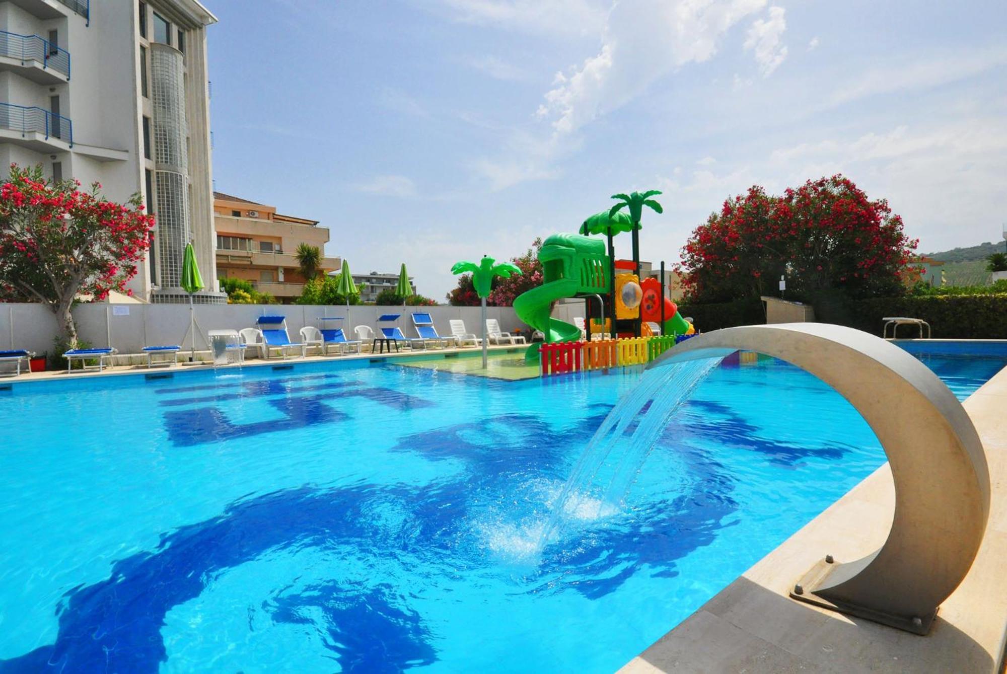 Hotel Smeraldo จูเลียโนวา ภายนอก รูปภาพ
