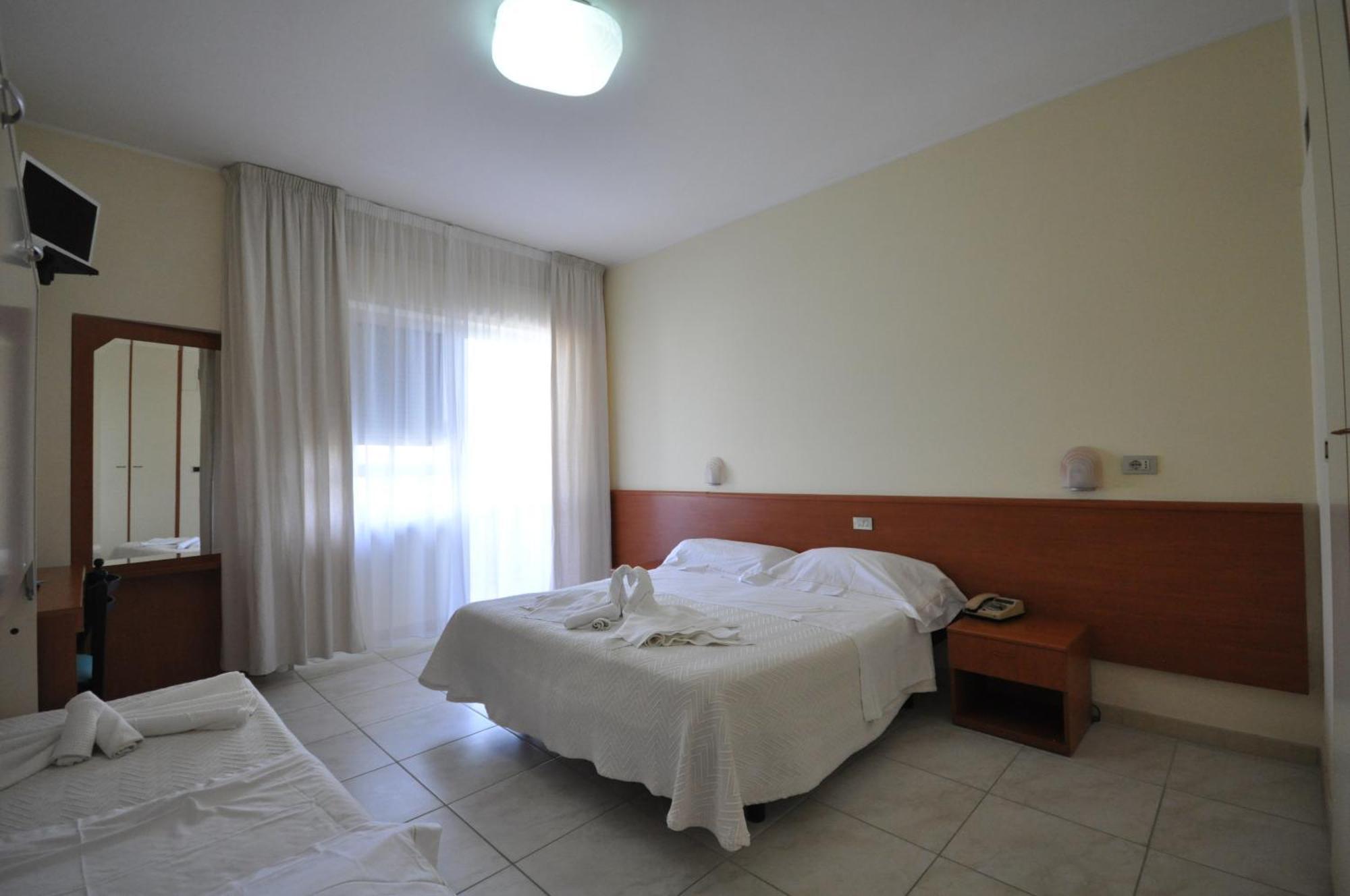 Hotel Smeraldo จูเลียโนวา ภายนอก รูปภาพ
