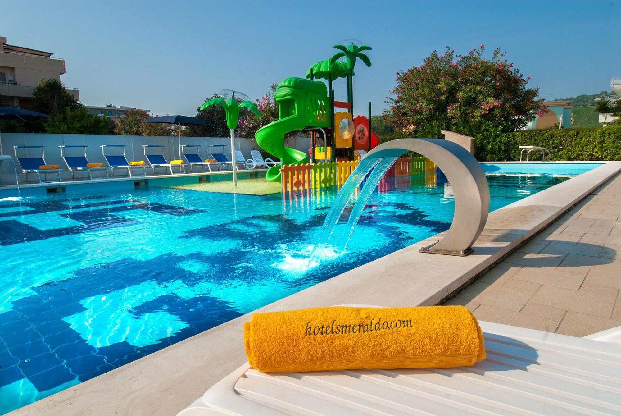 Hotel Smeraldo จูเลียโนวา ภายนอก รูปภาพ